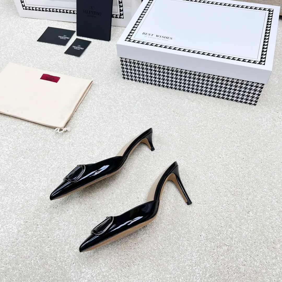 👟👟Ex-factory price 500👟👟 VALENTINO latest V Logo buckle back empty slippers 🔥🔥🔥 🕳️🕳️🕳️ Exclusive original 1-1 development, no goods without the original 〰 ɪɴѓᴏʀᴍᴀᴛɪᴏɴ 〰 Buckle: V-LoGo leather buckle Material: Imported patent leather Lining: full-grain sheepskin Outsole: Italian through-dyed cowhide Midsole: Italian original craft material Process: computer stitching, machine shaping Heel height: 4.0/8cm Made in Italy 🇮🇹 Ready-made code: 35 36 37 38 39 Ready-made custom code: 34 40 41 Delivery period 1-3 days Not retreating